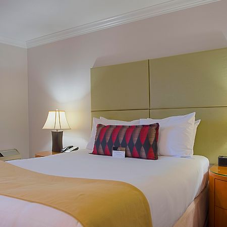Executive Suites Hotel & Conference Center, Metro Vancouver Бернаби Экстерьер фото