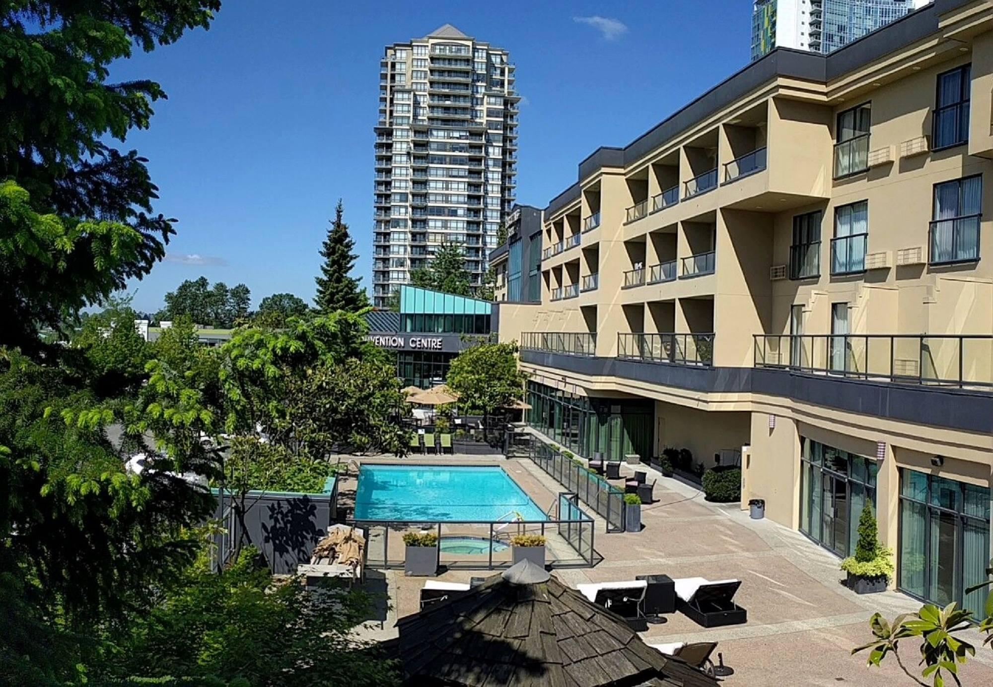 Executive Suites Hotel & Conference Center, Metro Vancouver Бернаби Экстерьер фото
