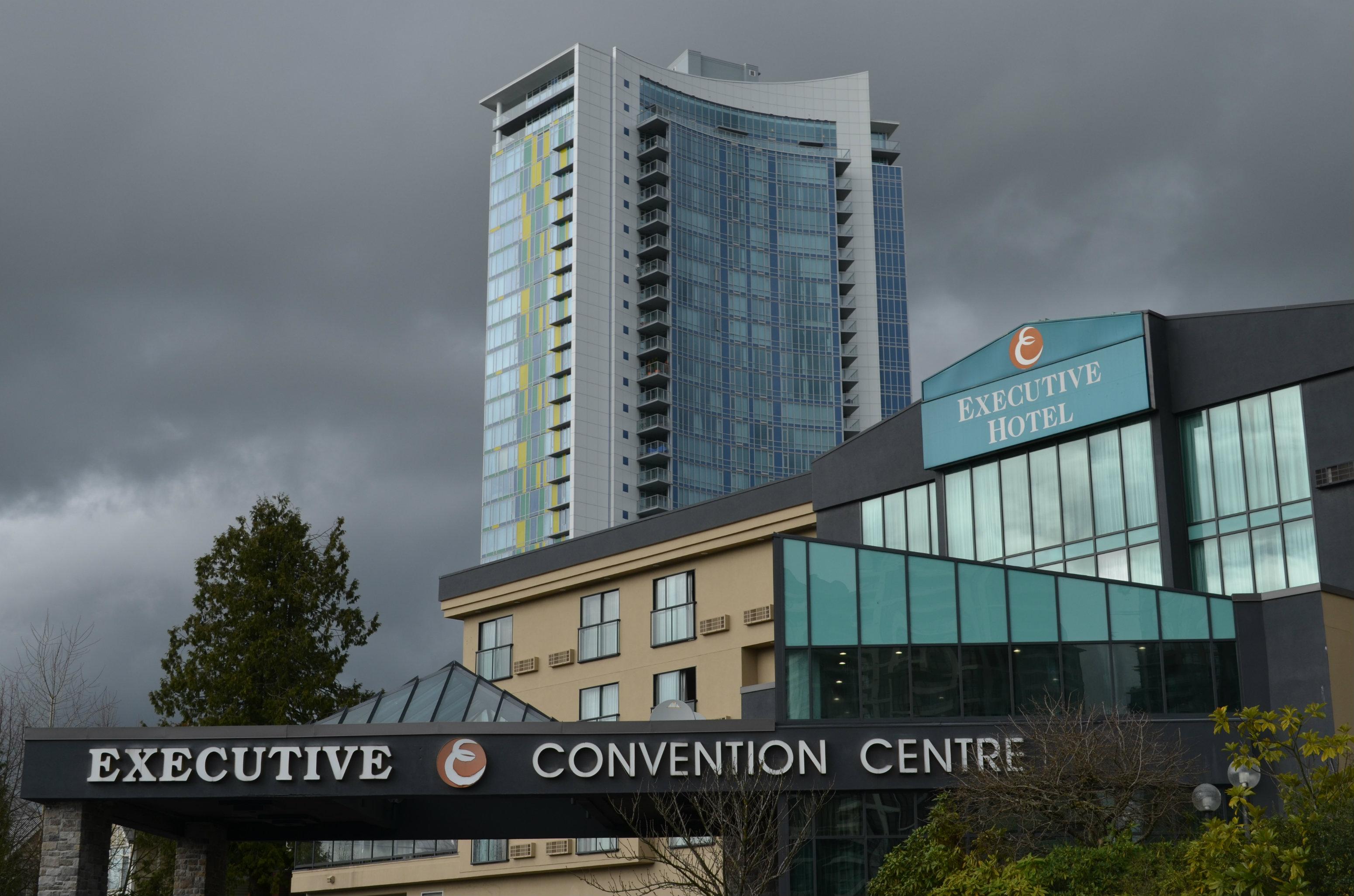 Executive Suites Hotel & Conference Center, Metro Vancouver Бернаби Экстерьер фото