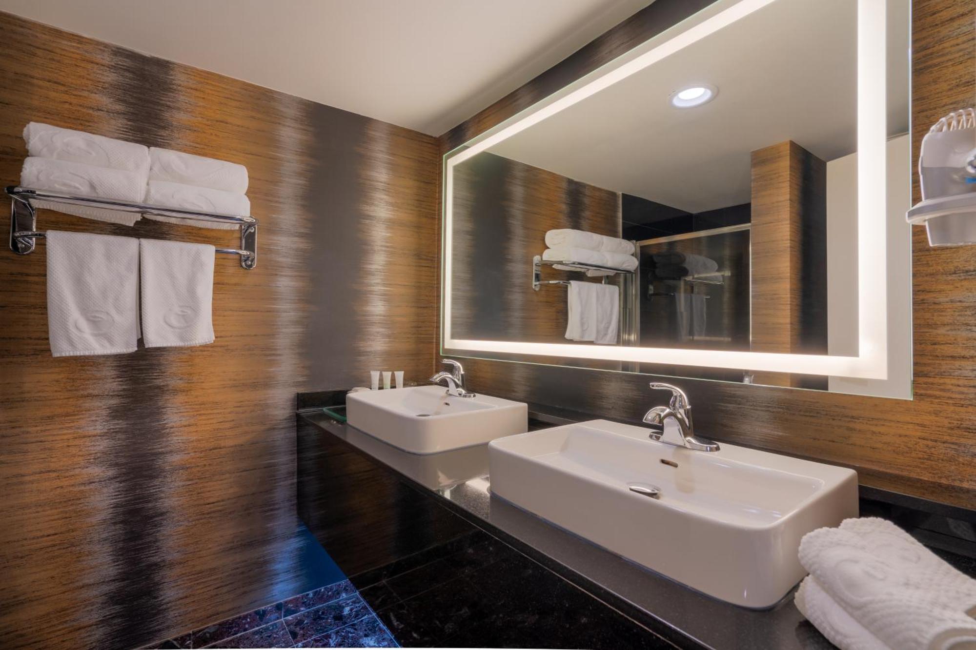 Executive Suites Hotel & Conference Center, Metro Vancouver Бернаби Экстерьер фото