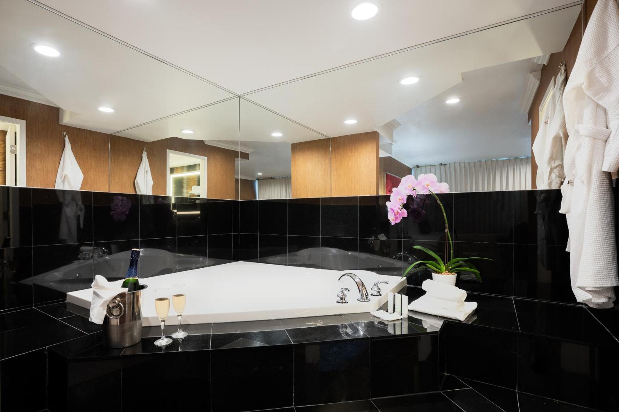 Executive Suites Hotel & Conference Center, Metro Vancouver Бернаби Экстерьер фото
