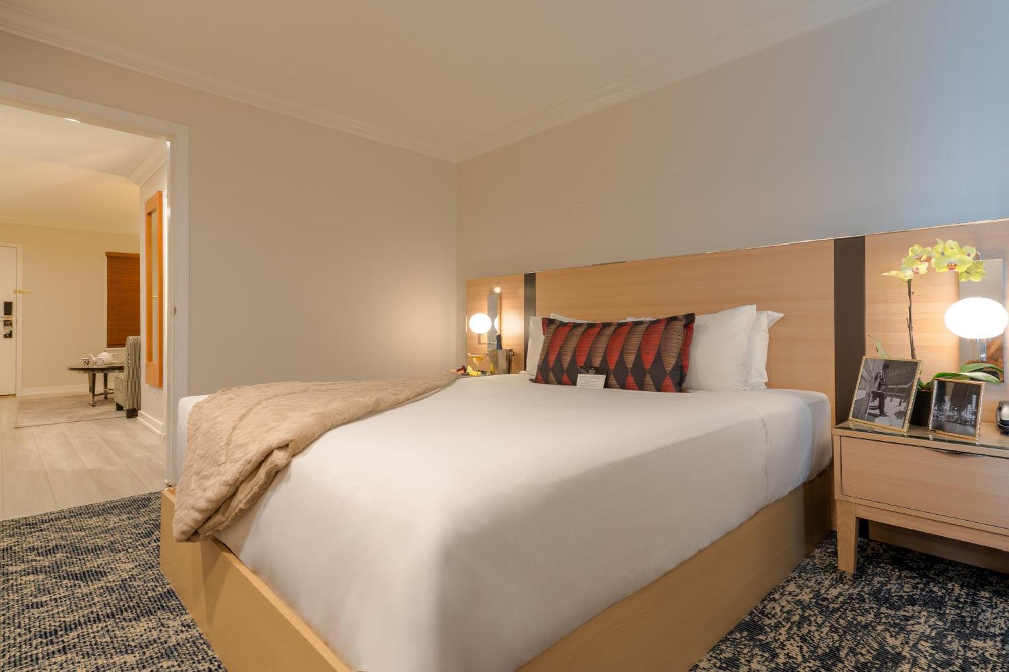 Executive Suites Hotel & Conference Center, Metro Vancouver Бернаби Экстерьер фото