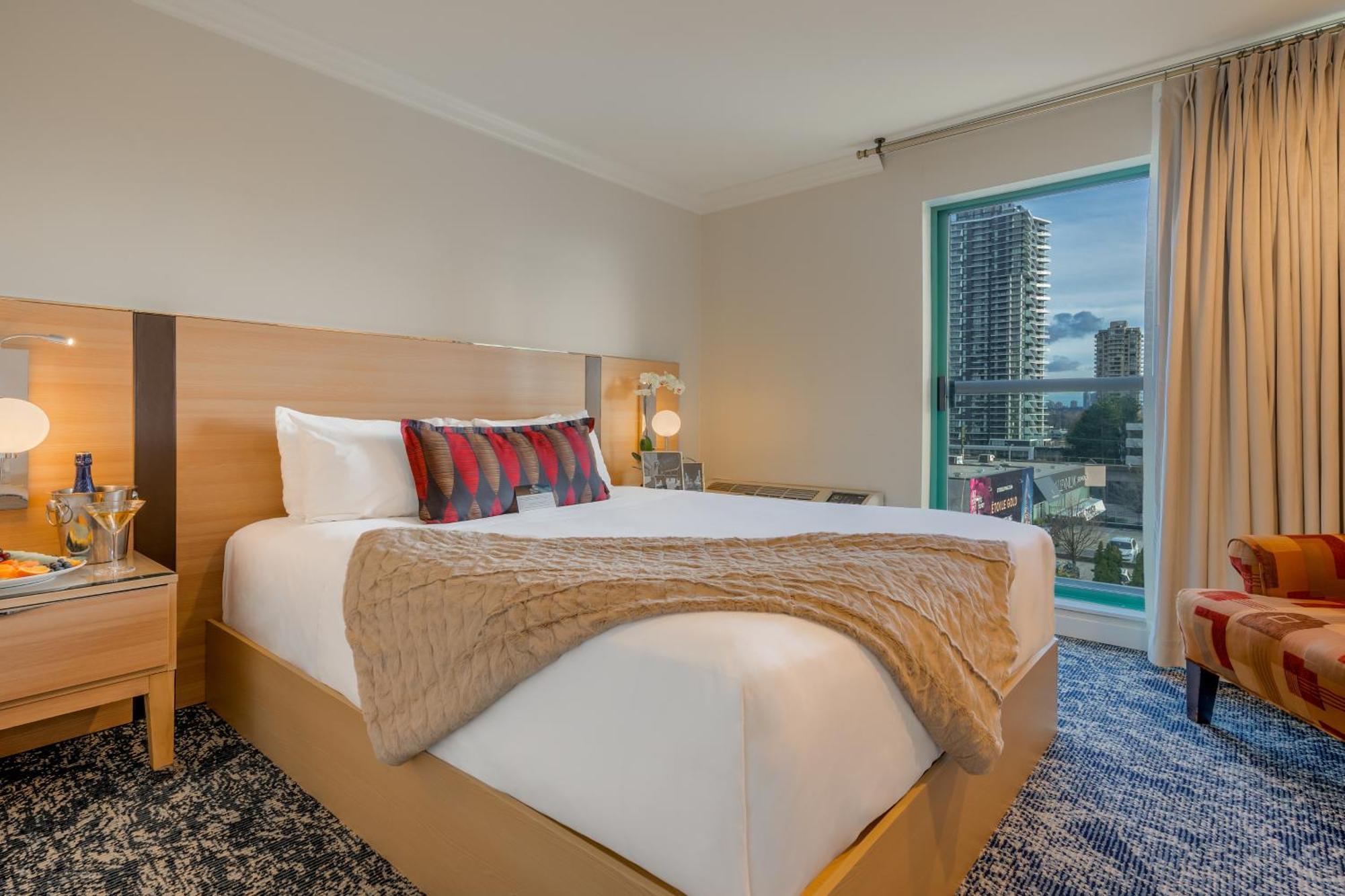 Executive Suites Hotel & Conference Center, Metro Vancouver Бернаби Экстерьер фото