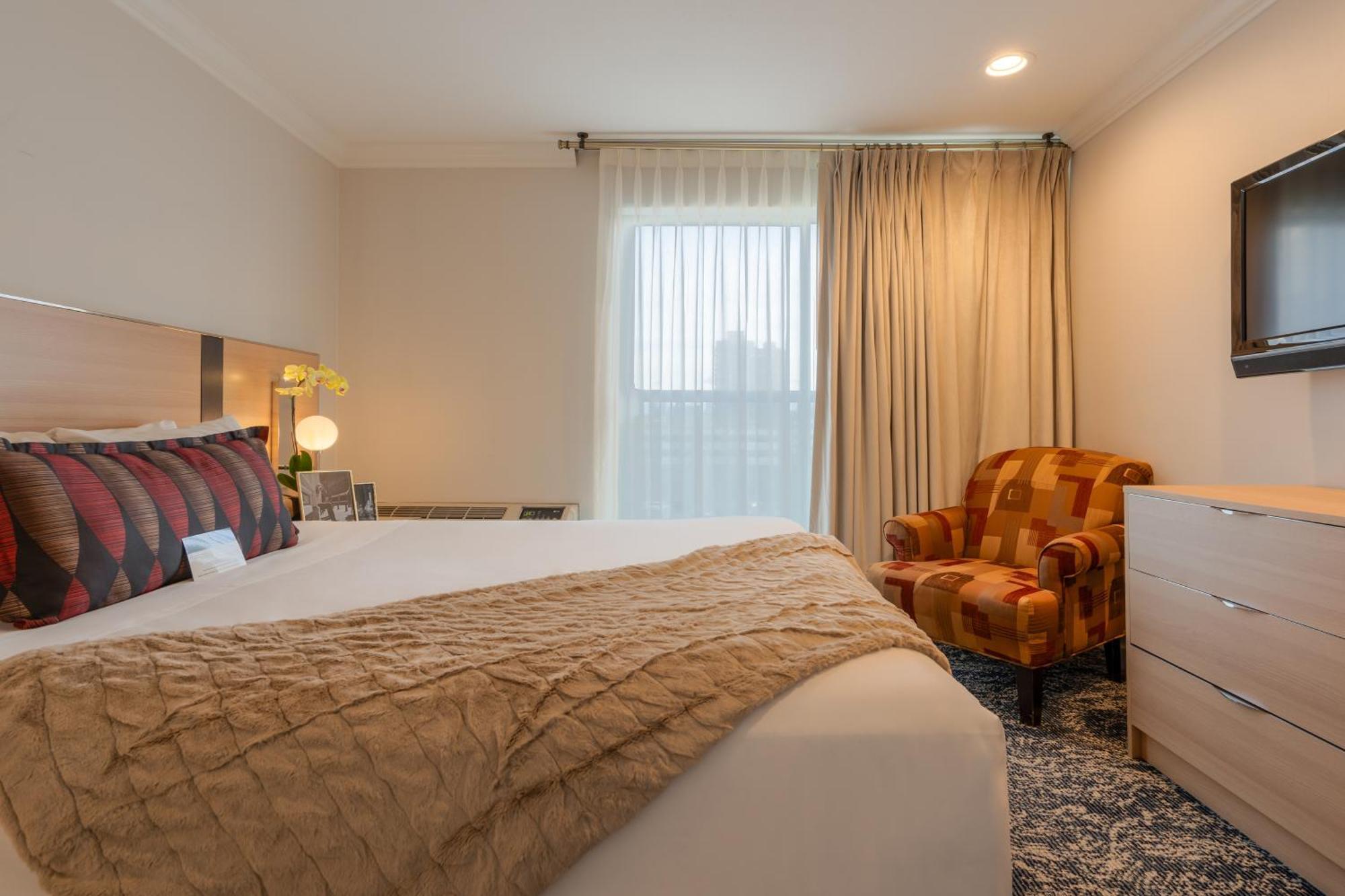 Executive Suites Hotel & Conference Center, Metro Vancouver Бернаби Экстерьер фото