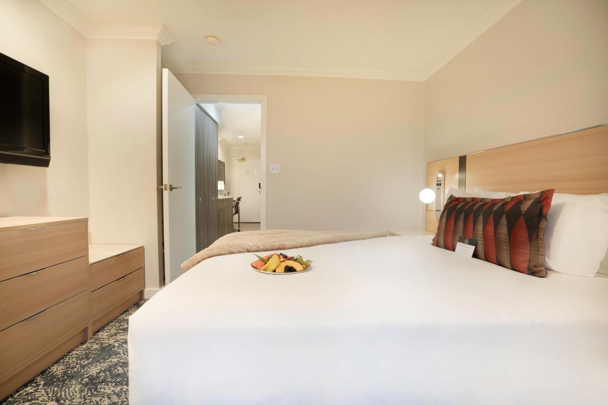 Executive Suites Hotel & Conference Center, Metro Vancouver Бернаби Экстерьер фото