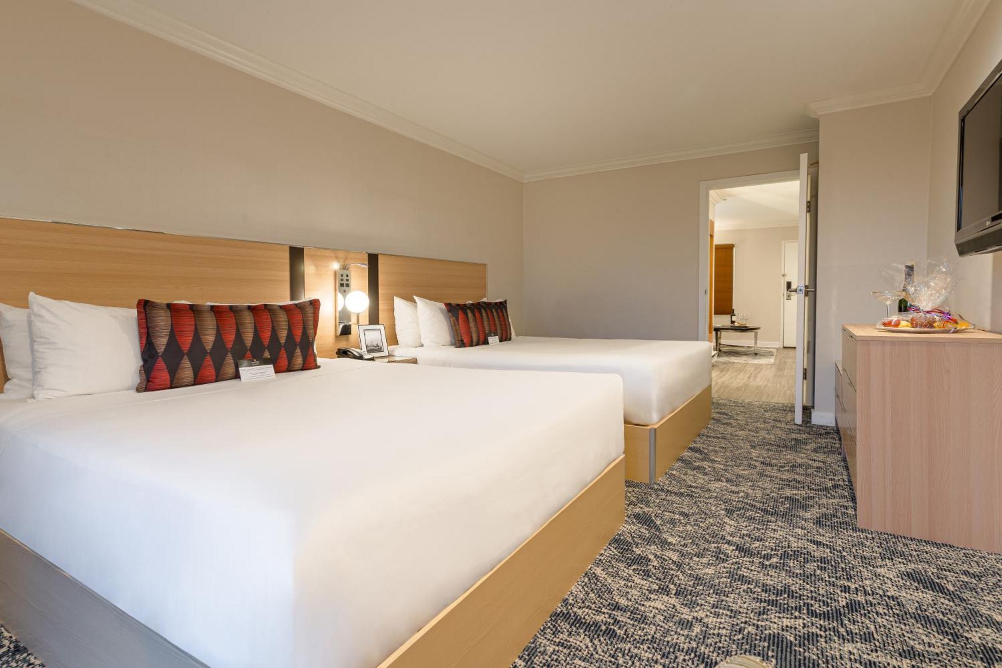 Executive Suites Hotel & Conference Center, Metro Vancouver Бернаби Экстерьер фото