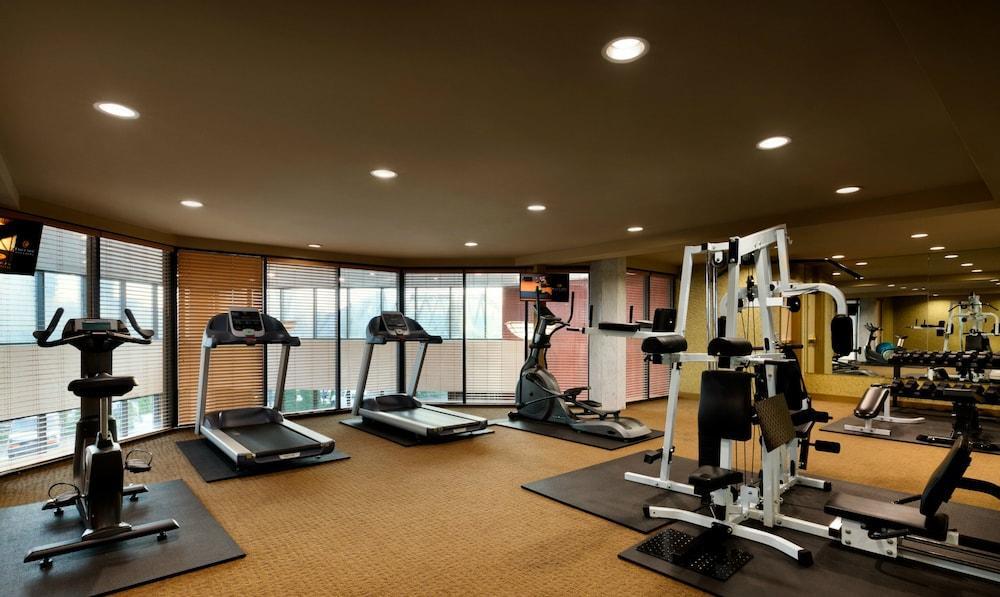 Executive Suites Hotel & Conference Center, Metro Vancouver Бернаби Экстерьер фото